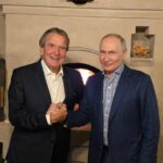 Putin festeggia il compleanno con Gerhard Schroeder: l’incontro a Mosca e il legame con la Russia