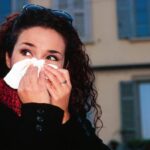 Raffreddore che non passa, cosa fare: esperto svela le cause dei sintomi infiniti