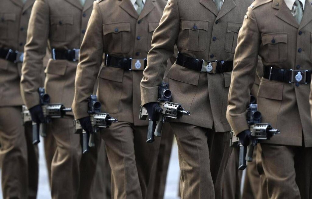 Regno Unito, il capo dell’esercito evoca il rischio guerra. L’esperto: “Il Paese non è pronto”