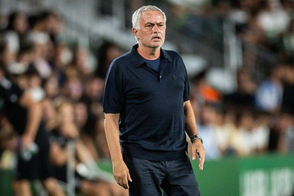 Roma, Mourinho: “Sono un avversario, ma vorrei abbracciare i tifosi”