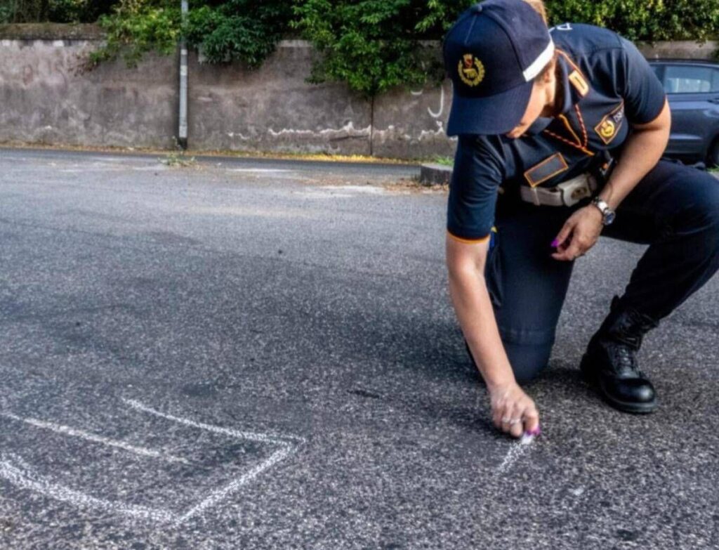 Roma, investe bimbo davanti alla scuola e scappa: 54enne denunciato