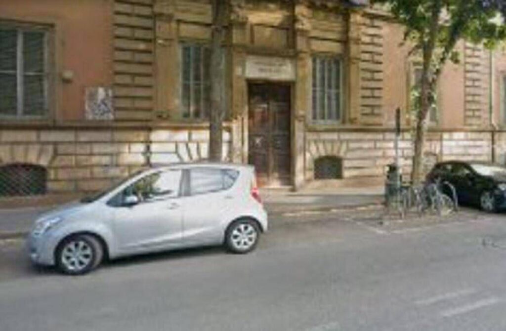 Roma, ‘lista stupri’ e una svastica nei bagni del liceo Righi