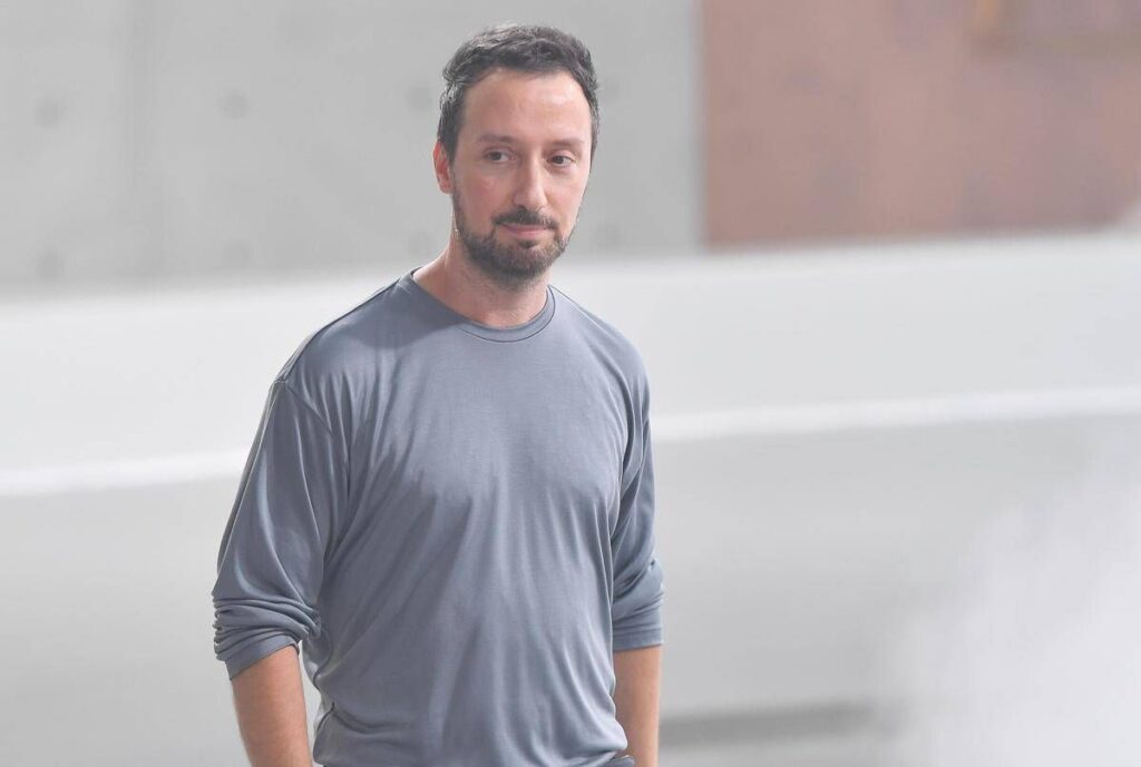 Saint Laurent, finisce l’era Vaccarello: dieci anni che hanno cambiato la maison