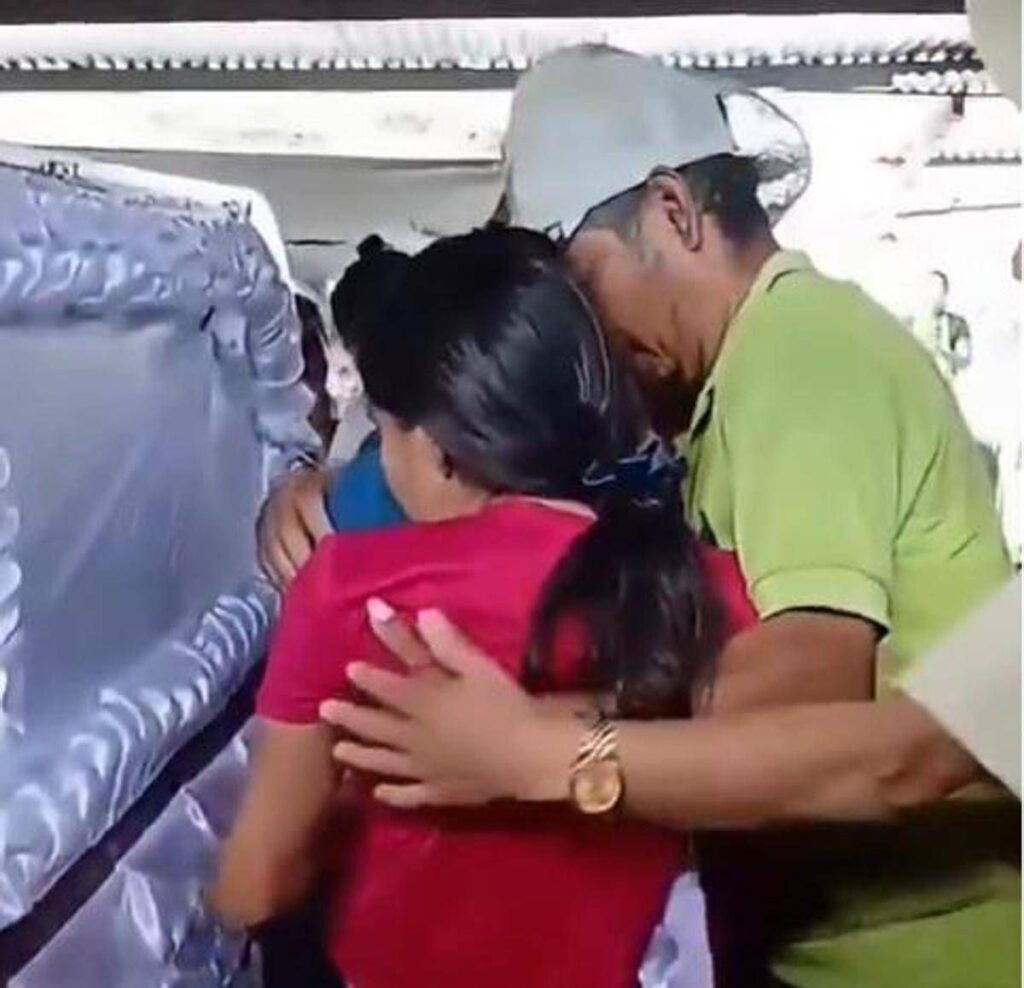 Si sveglia durante il funerale, ragazza di 15 anni ‘resuscita’
