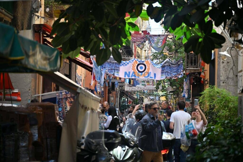 Sindaco francese dice no ai panni stesi: “Qui non siamo a Napoli”. La risposta dell’assessore Puca: “Ci dispiace per voi”