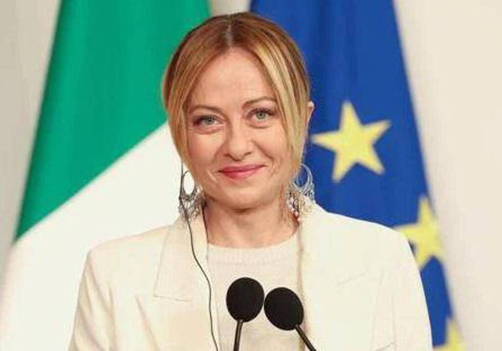 Sondaggi politici, Fratelli d’Italia primo partito: centrodestra avanti sul campo largo. Pd arretra