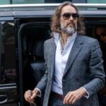 “Spietato e calcolatore con un insaziabile appetito sessuale”: le durissime accuse in tribunale a Russell Brand