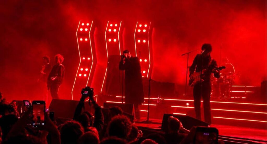 The Strokes, a Bologna anche ‘Bella ciao’ per una band che non vuole piacere a tutti i costi