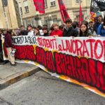 Torino, bidoni di letame rovesciati davanti al municipio prima del corteo per lo sciopero generale: il video