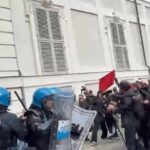 Torino, tensioni e scontri al corteo: lancio di oggetti e cariche della polizia