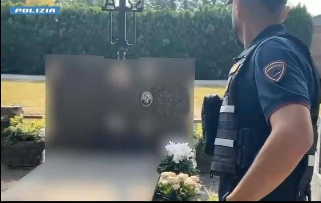 Treviglio, si accanisce contro lapide ex sindaco per una vicenda degli anni ’60: denunciata 90enne