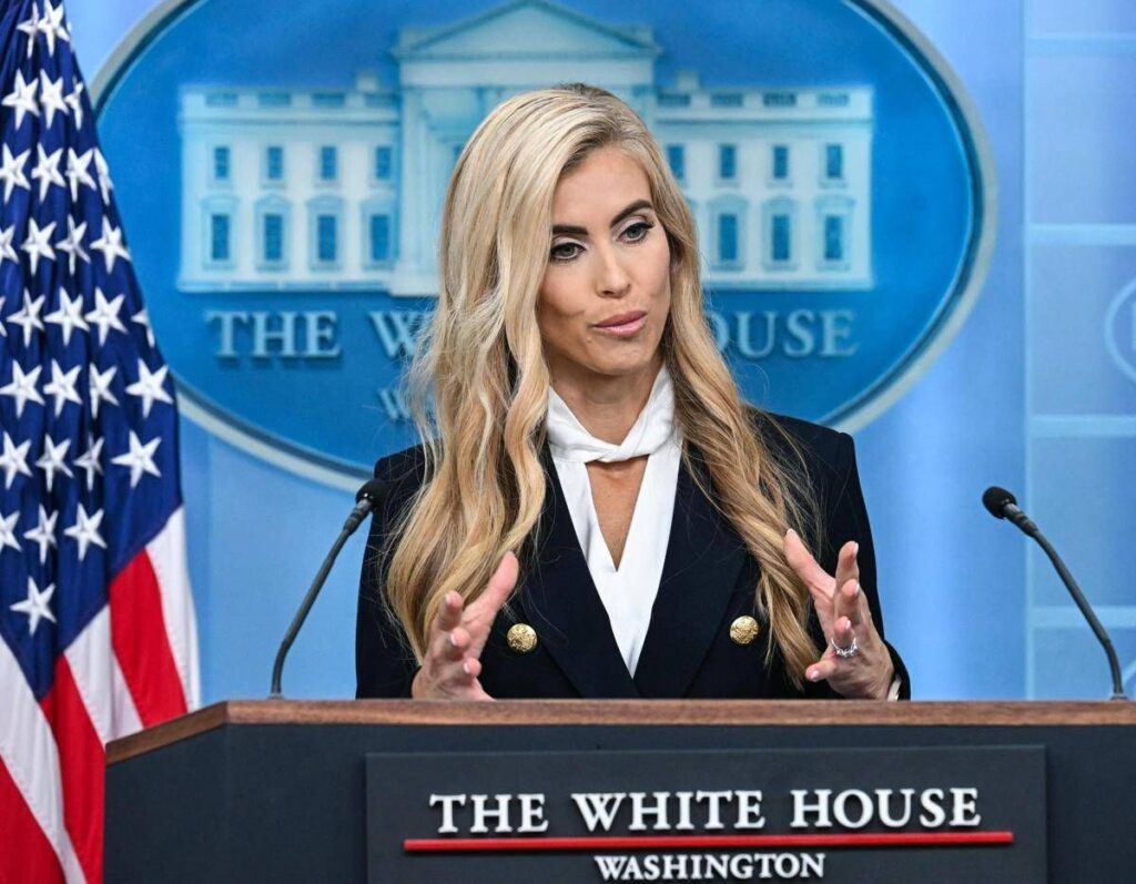 Trump, la nuova portavoce Katie Zacharia si presenta: solo 3 domande e un lapsus