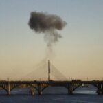 Ucraina, Russia colpisce un altro ponte a Kiev. Il sindaco: “Gli attacchi stanno distruggendo la città”