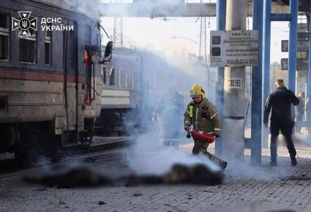 Ucraina, droni russi colpiscono un treno passeggeri a Dnipro: almeno 13 morti 