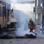 Ucraina, droni russi colpiscono un treno passeggeri a Dnipro: almeno 13 morti ﻿