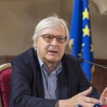 Vittorio Sgarbi è stabile e vigile, continua ricovero in Terapia intensiva al Gemelli