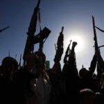 Yemen, Houthi: “Colpita la più grande raffineria dell’Arabia Saudita”. Esplosioni a Riad